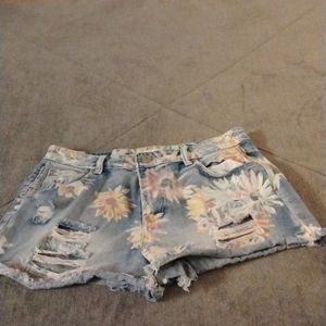 Distressed short